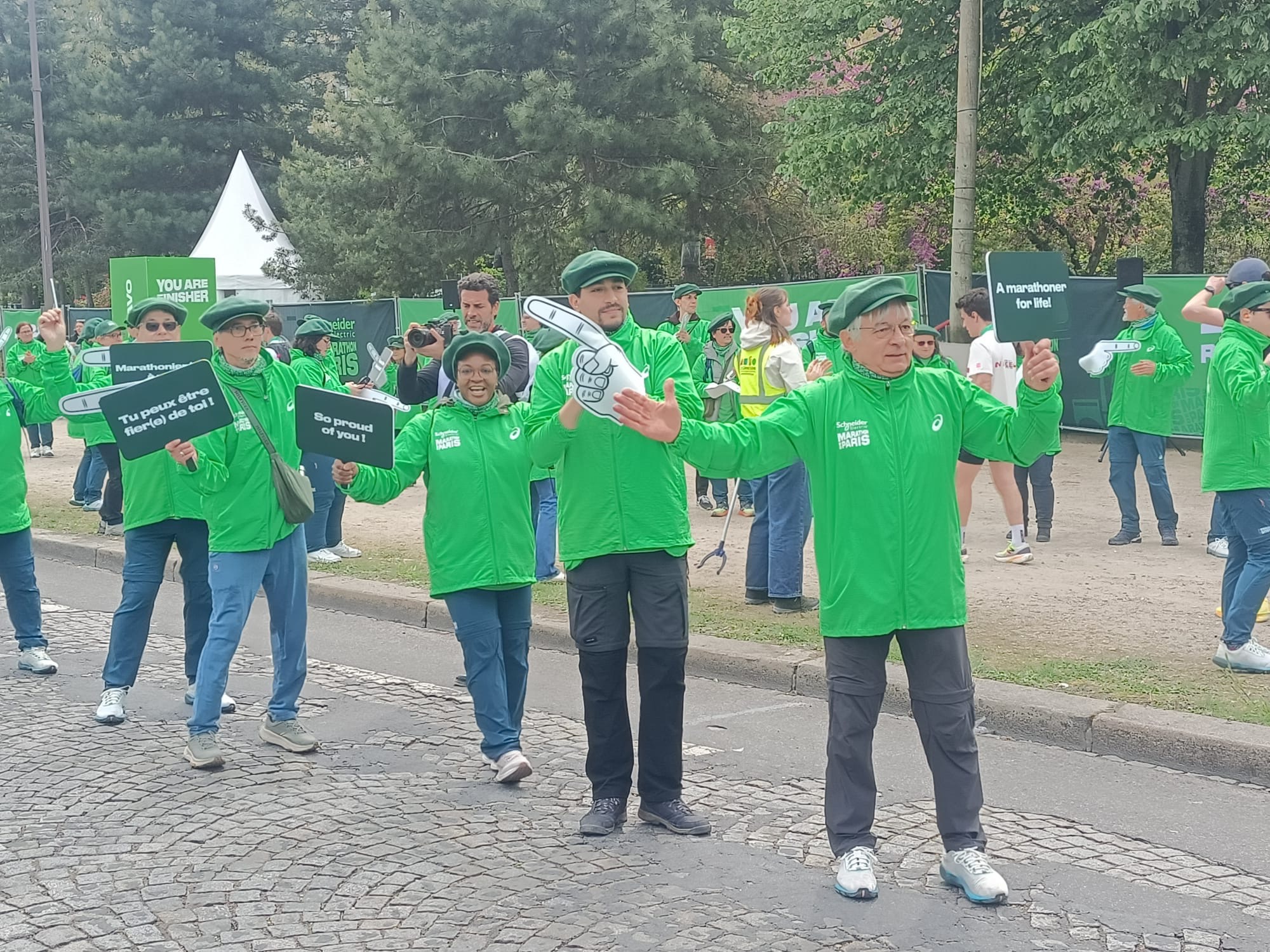 Volontaires français sur la ligne d'arrivée du Marathon de Paris