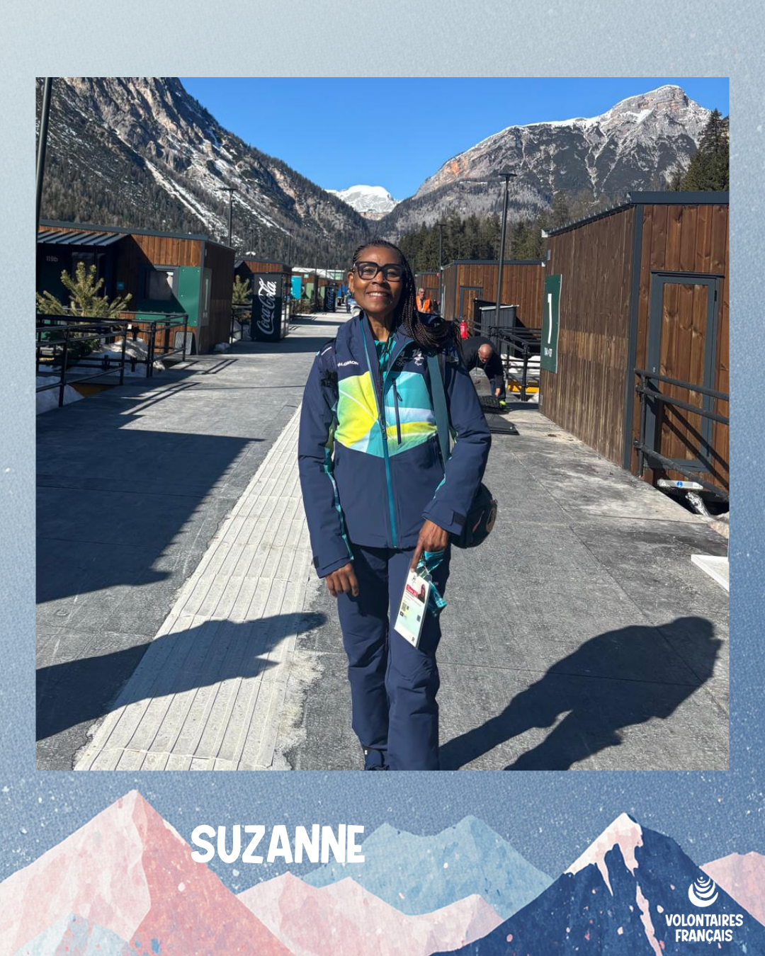 Suzanne en tenue bénévole Suzanne